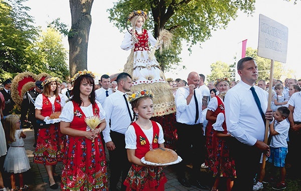 Uroczystości 15 sierpnia. Wieniec żniwny z Kamienicy Dolnej.