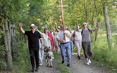 ▲	Pątnicy wędrowali ulicami miasta i leśnymi drogami.