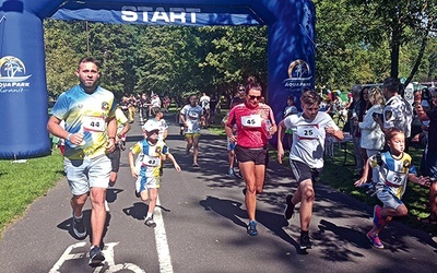 Rodzinny bieg patriotyczny na 1920 m przyciągnął, mimo upalnej aury, ponad 150 osób.