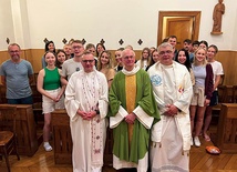 Uczestnicy na Eucharystii w WSD w Paryżu, której przewodniczył ks. prał. Janusz Osowiecki, kapłan płockiej diecezji, posługujący przez długie lata najpierw we Francji, a potem w Niemczech.