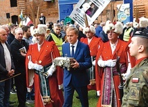 Rok temu diecezja Ołomuniec na Morawach przekazała  do kaplicy zamkowej relikwie św. Krystyna, jednego z Braci Międzyrzeckich. Na zdjęciu Andrzej Kirmiel, dyrektor Muzeum Ziemi Międzyrzeckiej z relikwiarzem. 