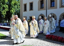 Uroczystości odbyły się przed sanktuarium.