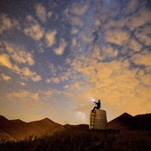 Deszcz meteorytów zwanych perseidami obserwowany z Ziemi
przez ludzi.
13.08.2023 Van, Turcja