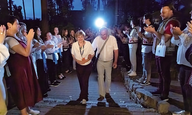 Bukowinianie w strojach ludowych towarzyszyli laudacji prof. Heleny Krasowskiej.