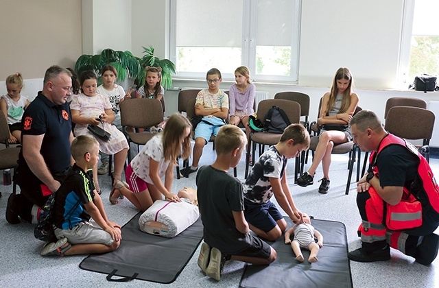 	Dzieci pod nadzorem ratowników medycznych ćwiczyły resuscytację i układanie poszkodowanego w pozycji bezpiecznej. 