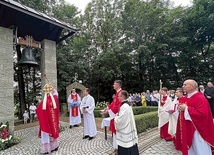 Poświęcenie dzwonnicy wzniesionej przy stuletnim kościele.