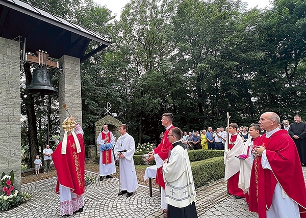Poświęcenie dzwonnicy wzniesionej przy stuletnim kościele.