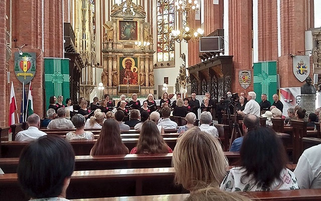Po Eucharystii w bazylice św. Elżbiety odbył się koncert chóru Basilica Cantans.