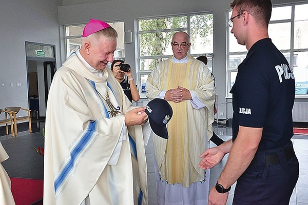 Jednym z darów w czasie liturgii była policyjna czapka.