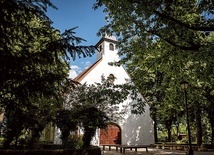 Kościół okolony jest parkiem.