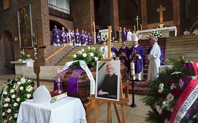 Ceremonia ostatniego pożegnania w kościele  św. Józefa.