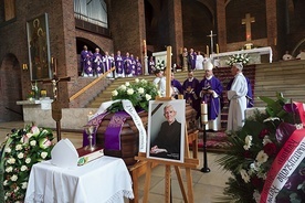 Ceremonia ostatniego pożegnania w kościele  św. Józefa.