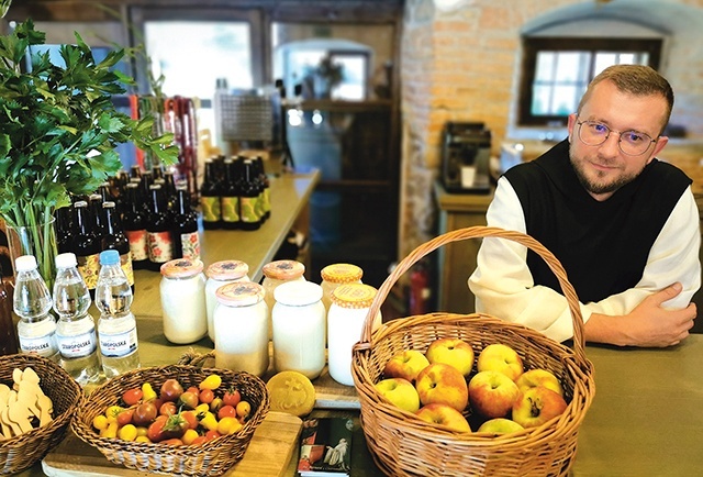 O. Karol Tafliński z plonami i produktami zakonników.