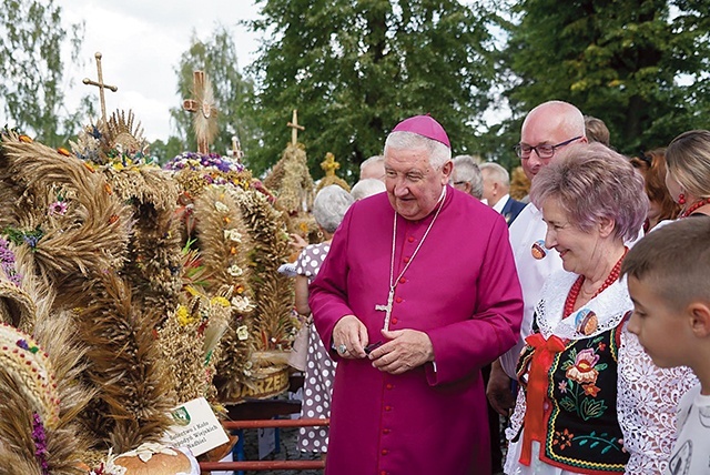 W tym roku swoje wieńce dożynkowe przygotowało 31 delegacji.