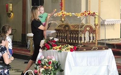 Rybnik-Chwałowice. Modlący się dotykali szczególnej pamiątki i kładli na niej płatki kwiatów.