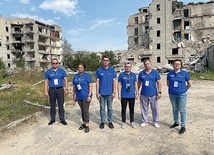 Organizacje pomocowe stają ramię w ramię, by ratować ludzkie życie. Na zdjęciu PMM i FRIDA wśród ukraińskich ruin.