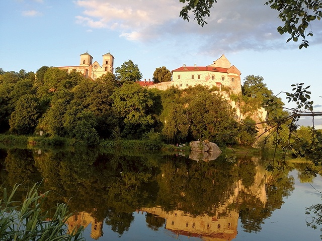 W opactwie benedyktynów w Tyńcu codziennie rozbrzmiewają harmonijne głosy śpiewających mnichów.