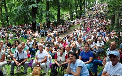 Po latach pandemii pielgrzymi znów zapełnili annogórską kalwarię.