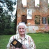 Autor ze swoim tomikiem w Łubowicach, na tle ruin pałacu rodzinnego poety.