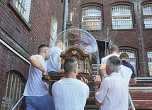 Wnoszenie relikwiarza  do ZK nr 1.