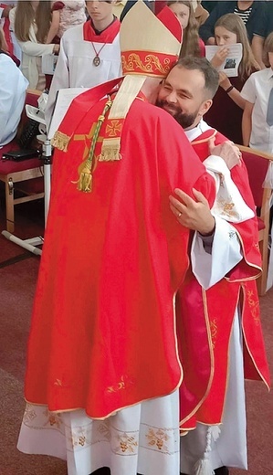 Legniczanin kilka chwil po przyjęciu święceń odbiera gratulacje od swojego biskupa w Aberdeen.