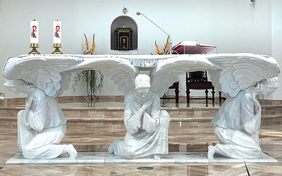 Ołtarz z białego marmuru jest jednym z elementów wystroju prezbiterium.