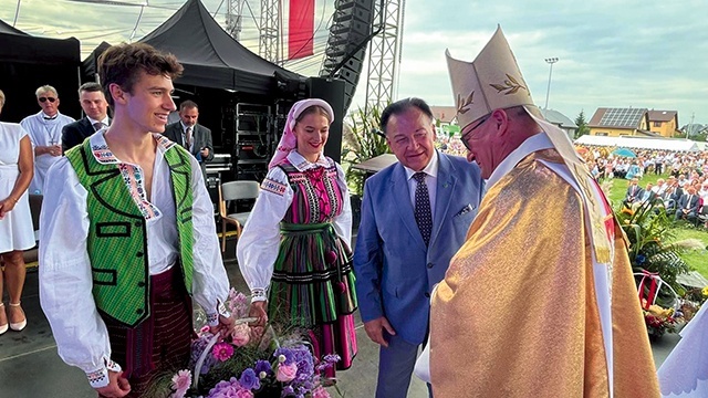 Biskup Szymon Stułkowski i marszałek Adam Struzik podziwiali owoce pracy na roli.