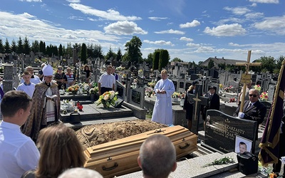 Zmarły kapłan został pochowany w grobie rodziców  na cmentarzu parafialnym w Grudusku.