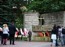 ▲	Uroczystości odbywają się tradycyjnie przy Pomniku Ofiar Grudnia 1970 r. 