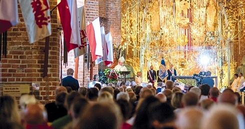 ▲	Msza św. w bazylice św. Brygidy w Gdańsku zgromadziła tłumy wiernych.
