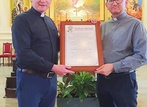 ▲	Ks. Łukasz Białk i ks. Mariusz Habiniak podpisali dokument w kościele pw. św. Michała Archanioła w Koskowicach.