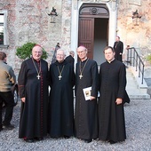 ◄	Na dziedzińcu Starego Opactwa; od lewej: kard. Joachim Meisner, opat Adalbert Kurzeja, abp Alfons Nossol, ks. Jan Rosiek.  
