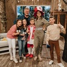 Ziarnowe dzieci z panem Józefem Miką, który od ponad 30 lat  jest reżyserem telewizyjnego programu i ciocią Eweliną  „do zadań specjalnych”