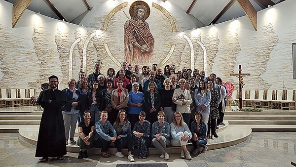 ▲	Członkowie wspólnoty z duszpasterzem.