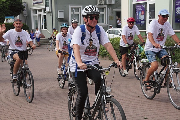 ▲	Uczestnicy otrzymali koszulki z wizerunkiem „Jędrusia”.