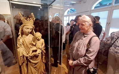 ◄	Figura z Ludźmierza, datowana na ok. 1425 r., jest nieco młodsza od słynącej cudami Matki Bożej Ludźmierskiej, lecz zdecydowanie przewyższa ją walorami artystycznymi.