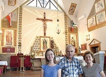▲	Radość parafian z nowego kościoła nie zna granic. Od lewej: Emilia Kurpisz, Ryszard Ołdak i Wiesława Grudzień.