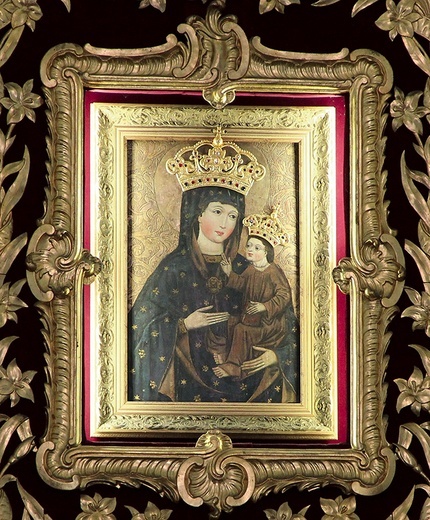 Wierni modląc się, otrzymują łaski.