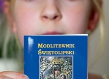 Dzięki niewielkiemu formatowi, modlitewnik można zawsze mieć przy sobie.