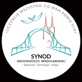 ▲	Logotyp przedstawia most do otwartych drzwi Kościoła pod skrzydłami Ducha Świętego.