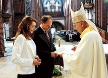 	Biskup wręczył dekret Barbarze i Witoldowi Markom, nowej parze diecezjalnej DK. 