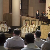 Arcybiskup katowicki w czasie homilii w katedrze.