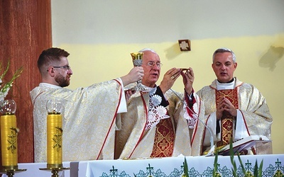 ▲	Podczas Eucharystii ordynariusz modlił się za uczniów, nauczycieli i rodziców.