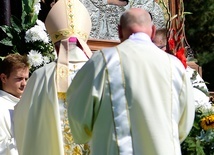 Biskup Romuald Kamiński powierzył archidiecezję i Polskę Maryi Gietrzwałdzkiej. 