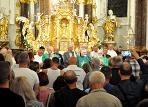 Jest już tradycją, że podczas Eucharystii można podejść  blisko do ołtarza.