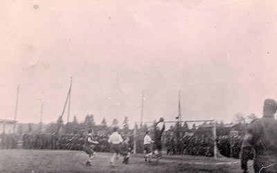 Mecz piłkarski w obozie jenieckim Stalag VIII B(344) Lamsdorf.
