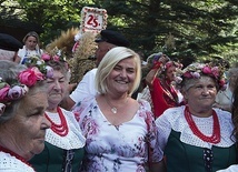 Ilona Jaroszek (trzecia od lewej) podczas obrzędu dożynkowego.