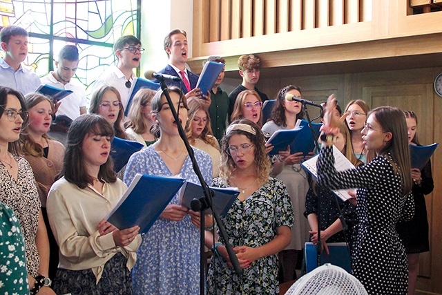 Oprawę muzyczną podczas Eucharystii zapewniła Diakonia Muzyczna.