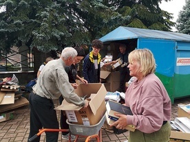 Papieru w domach nie brakuje, więc wciąż można pomagać.