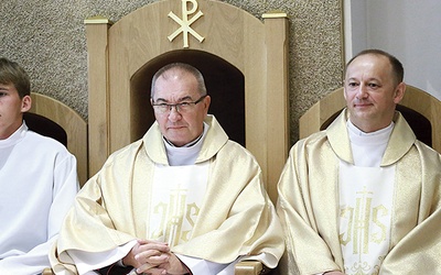 Ks. prał. Zygmunt Warzecha, dziekan szczuciński i proboszcz parafii ks. Krzysztof Migacz (z prawej).